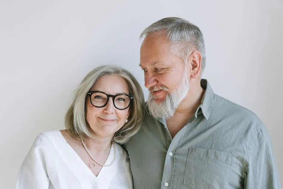 Couple de seniors souriants chez eux